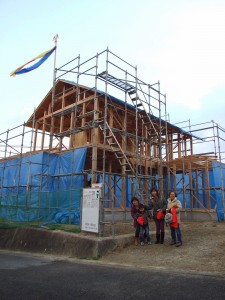 上棟したばかりの建物の前でパチリ☆